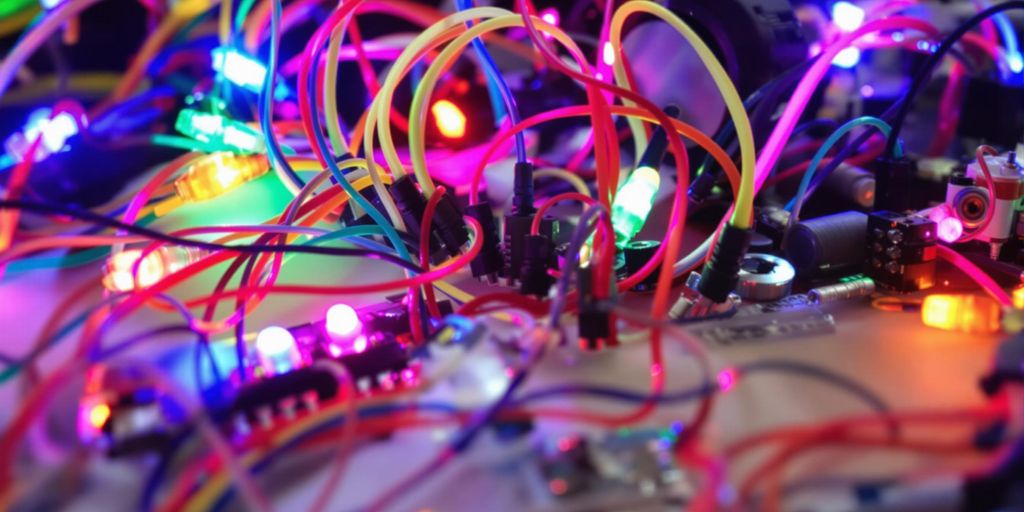 DIY Blinker-System mit bunten Drähten und LEDs