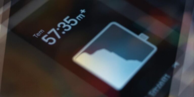 Nahaufnahme eines Smartphone-Akkus mit Temperaturanzeigen.